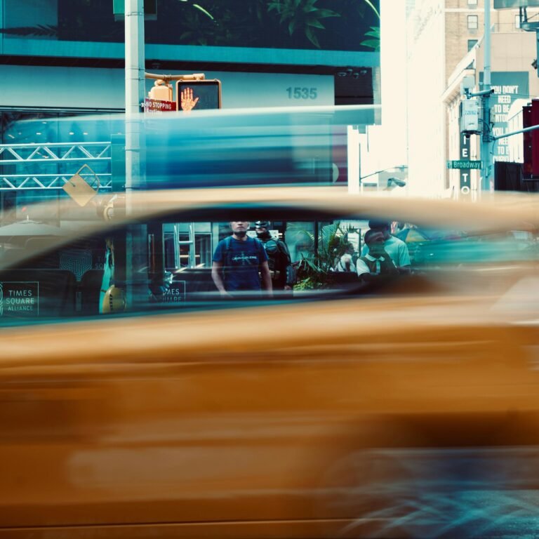 Taxi circulando por una calle urbana de Cádiz con efecto de movimiento